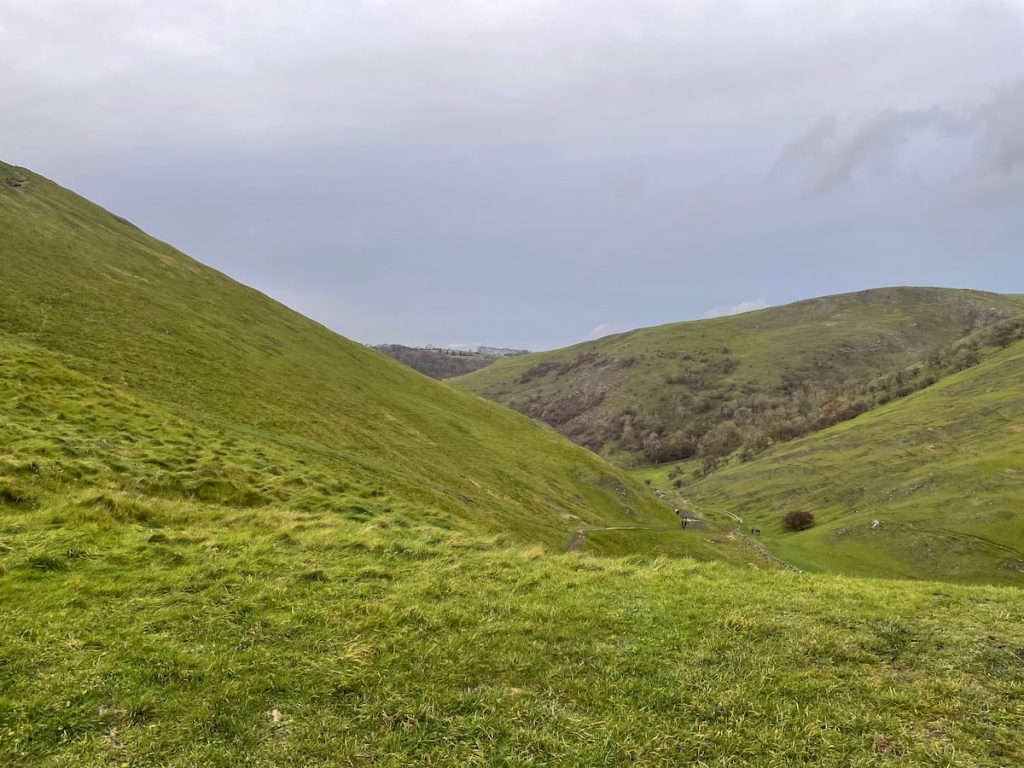 valley in between thorpe cloud and stepping stones
